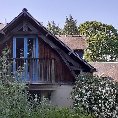 Les Touches Bed and Breakfast Saint-Georges-de-Reintembault Buitenkant foto
