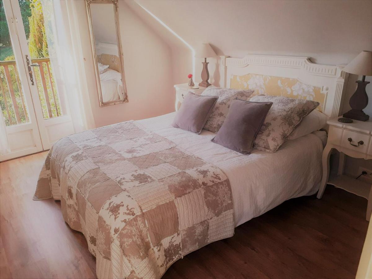 Les Touches Bed and Breakfast Saint-Georges-de-Reintembault Buitenkant foto