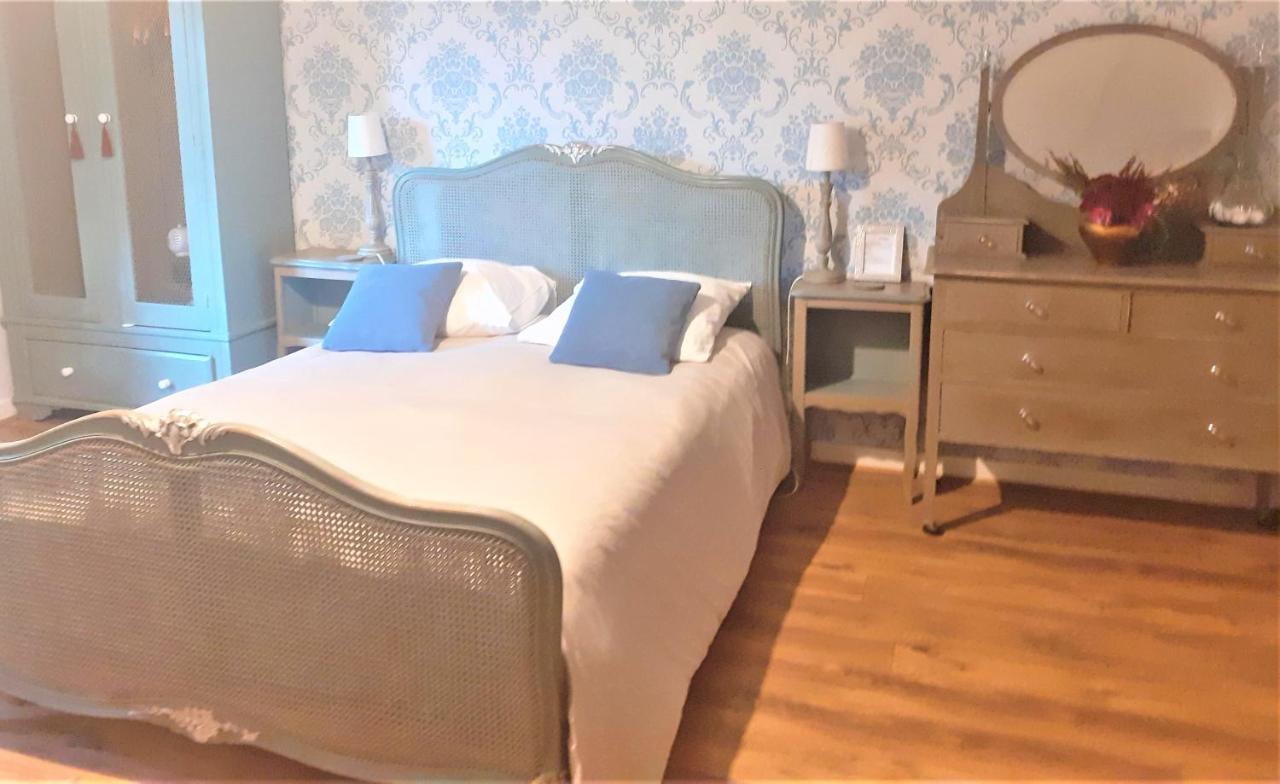 Les Touches Bed and Breakfast Saint-Georges-de-Reintembault Buitenkant foto