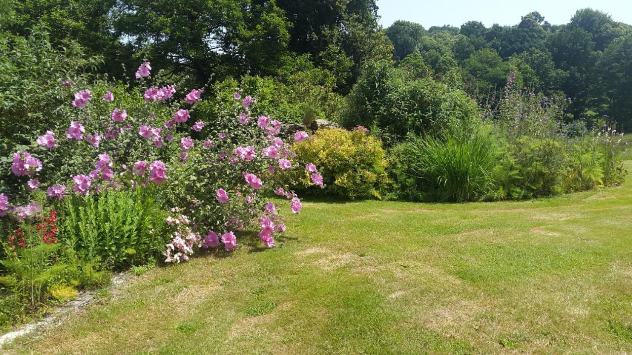 Les Touches Bed and Breakfast Saint-Georges-de-Reintembault Buitenkant foto