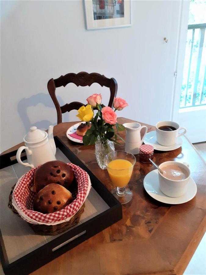 Les Touches Bed and Breakfast Saint-Georges-de-Reintembault Buitenkant foto