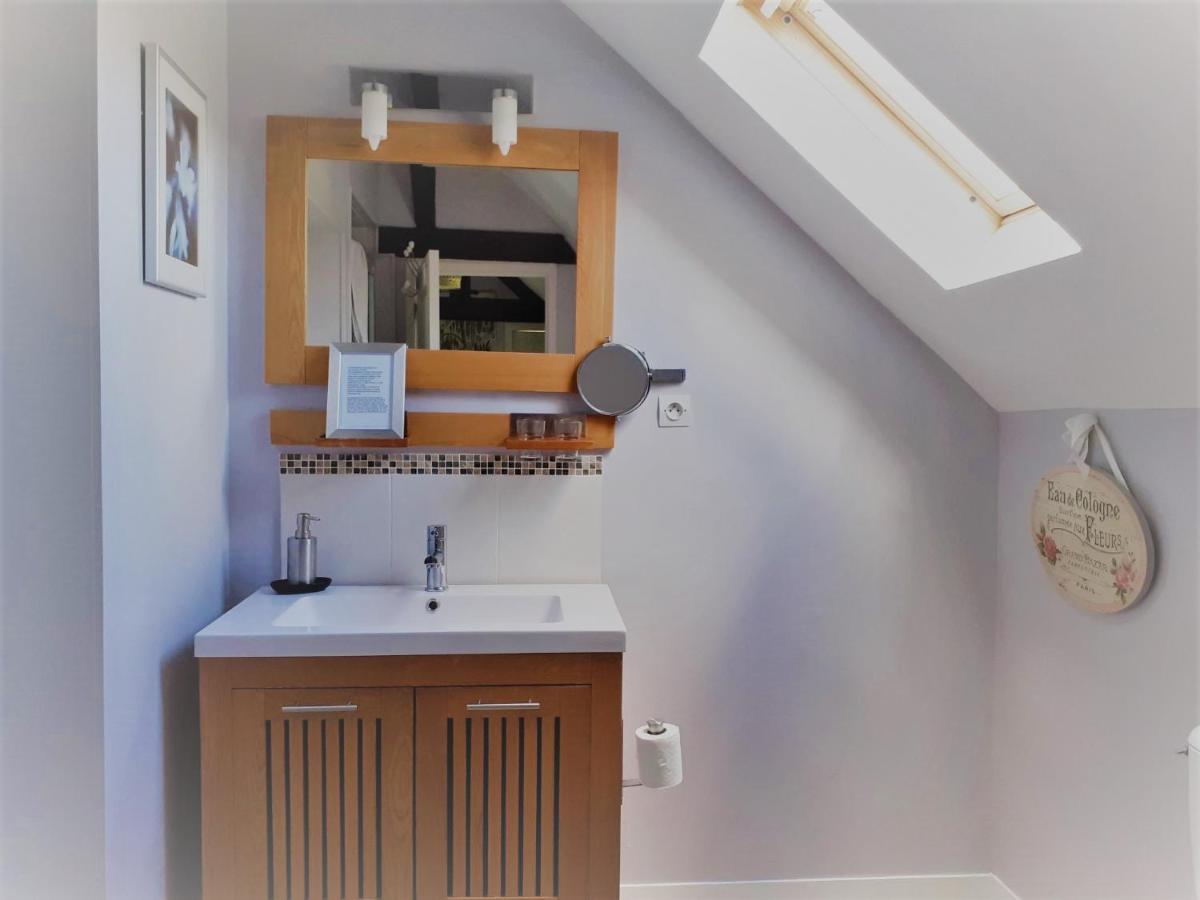 Les Touches Bed and Breakfast Saint-Georges-de-Reintembault Buitenkant foto