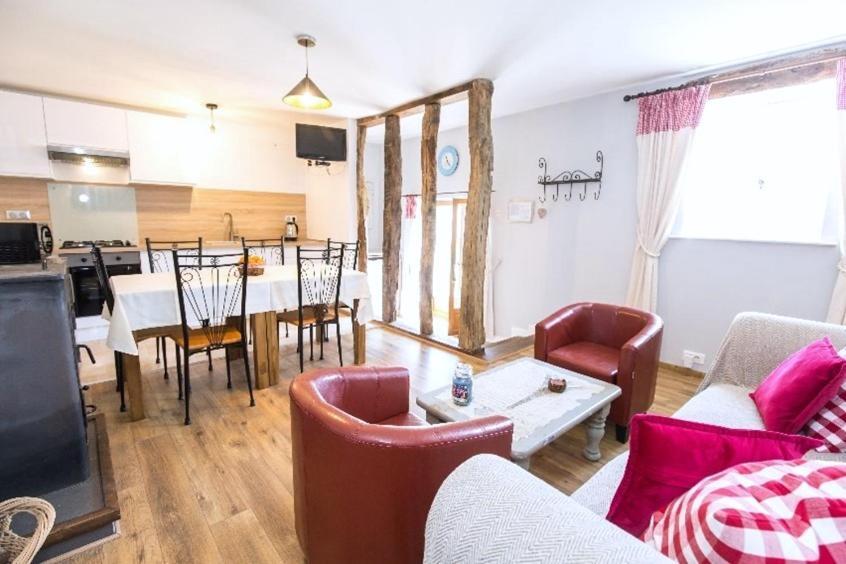 Les Touches Bed and Breakfast Saint-Georges-de-Reintembault Buitenkant foto